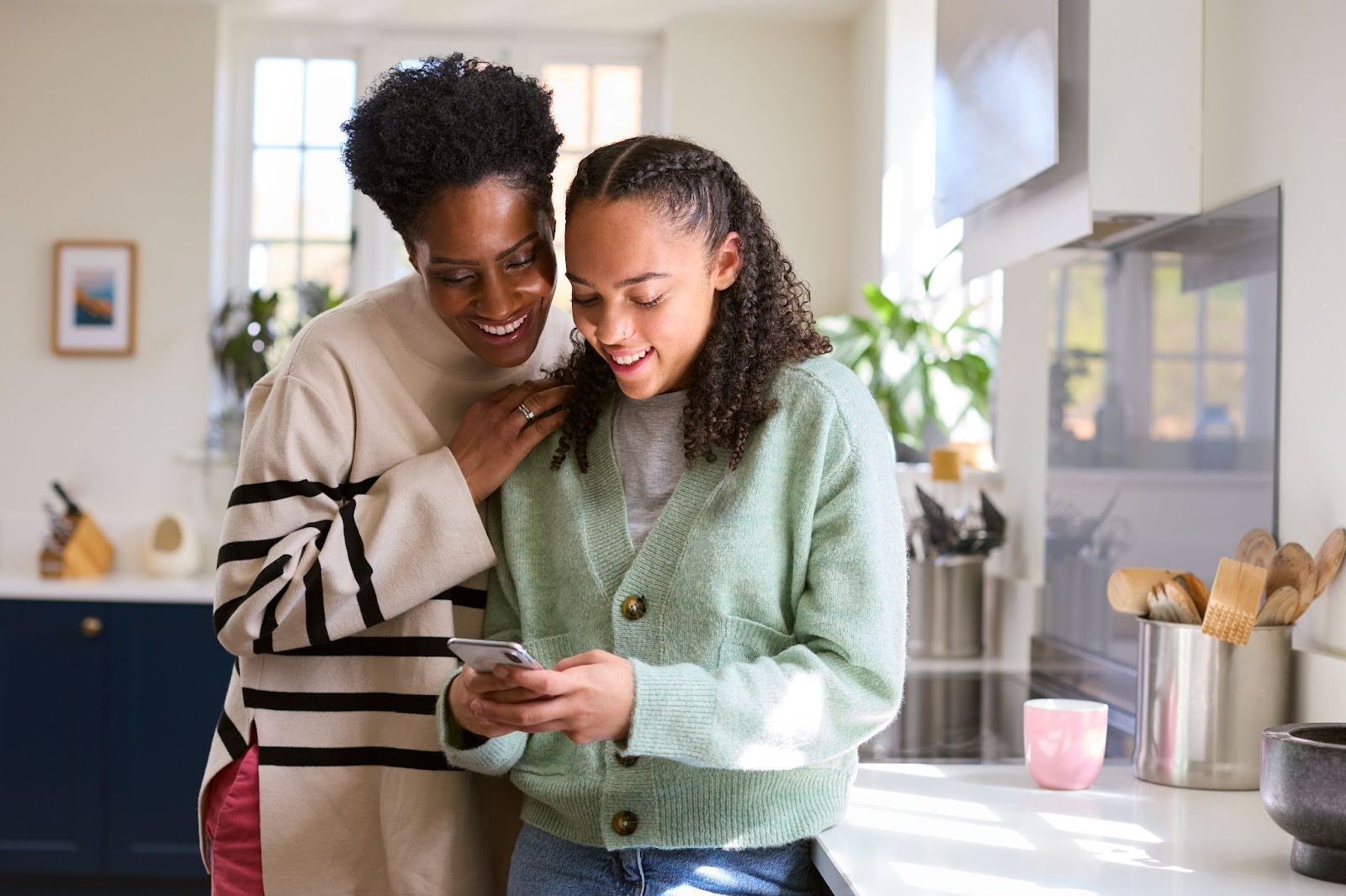 mother and daughter using goalsetter app to save for college